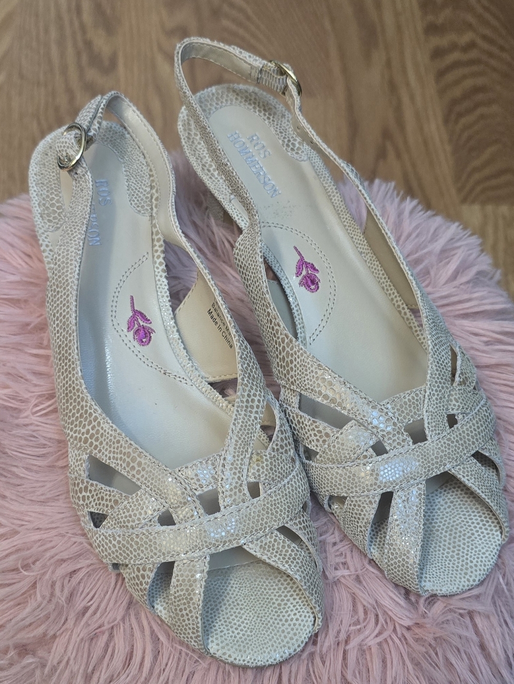 Ros Hommerson Women's Ivory Leather Textured Peep-Toe Slingback Sandals Sz 6.5